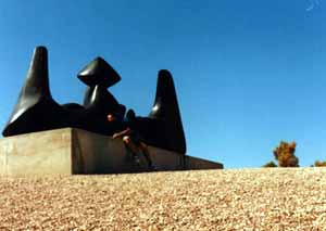 El autor bajo la sombra de una escultura de  Henry Moore 